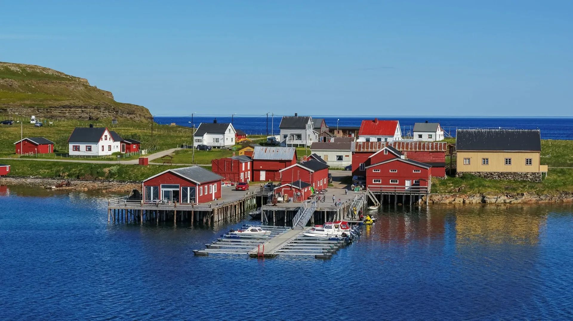 Røde sjøhus ved fiskevær