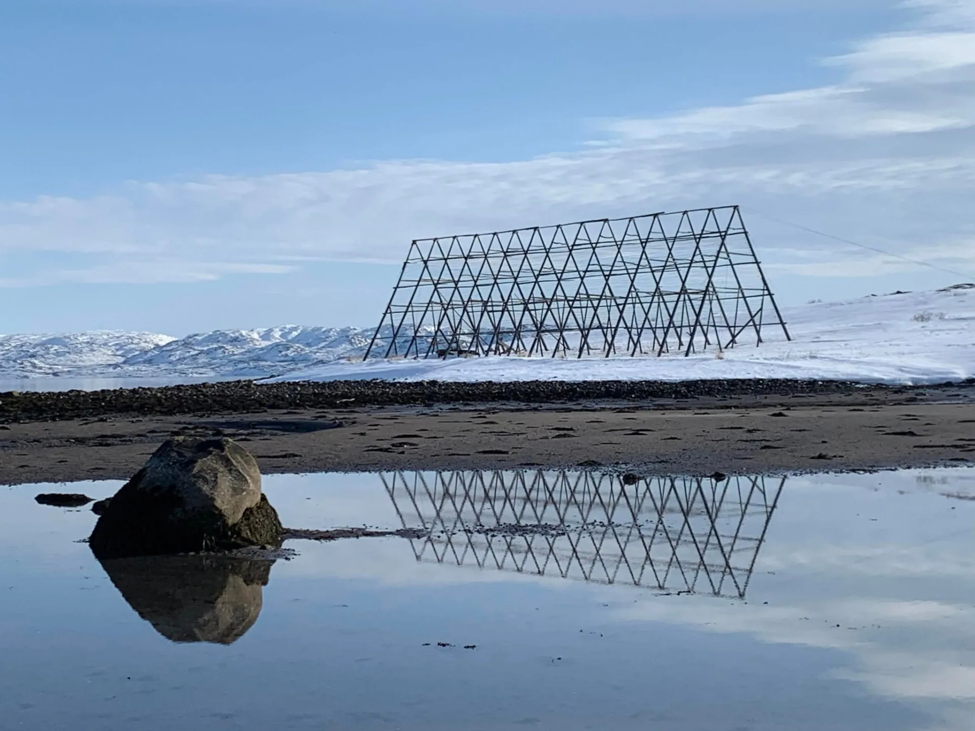 Fiskehjell speilet i vannet langs turistvegen